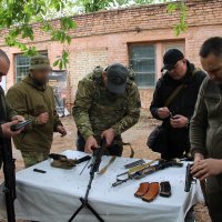інструктор та учасники вишколу