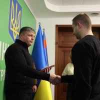 заступник Начальника ОВА Олександр Піщик під час вручення нагород