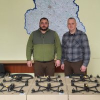 Директор Департаменту та його заступник готують дрони на відправку до ЗСУ