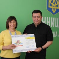 Заступник начальника ОВА Андрій Кавунець та учасниця заходу