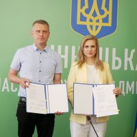 Директор Департаменту міжнародного співробітництва та регіонального розвитку ОВА Ігор Цехановський та учасниця заходу