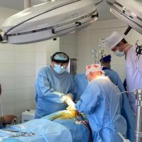 Медичні працівники та пацієнт під час хірургічної операції