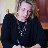 Директорка Департаменту охорони здоров'я та реабілітації ОВА Ольга Задорожна під час підписання Меморандуму