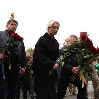 Перша заступниця Начальника ОВА Наталя Заболотна та учасники заходу під час покладання квітів до мультимедійної Стели Пам'яті