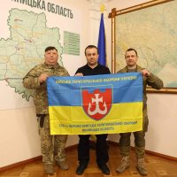 Начальник ОВА Сергій Борзов та військові з прапором бригади