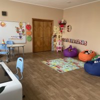 кімната для занять з дітьми молодшого шкілького віку. іграшки