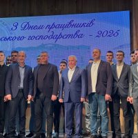 На сцені стоїть багато людей 