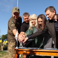 Перша заступниця Начальника ОВА Наталя Заболотна,голова Вінницької обласної Ради В'ячеслав Соколовий, Вінницький міський голова Сергій Моргунов, командир в/ч 3008 Західного оперативно – територіального об’єднання НГУ полковник Валентин Сірак та директор з розвитку мережі Вінницького регіону АТ «Укрпошта» Оксана Шабанова під час погашення поштових марок