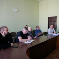 Засідання обласної комісії з реабілітації при облдержадміністрації. Люди сидять за круглим столом