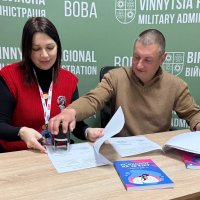 Директор Департаменту ветеранської політики Андрій Грачов з представником “Благодійний фонд “Право на захист” підписують Меморандум про співпрацю