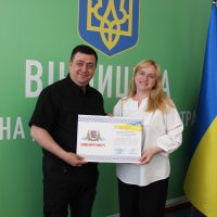 Заступник начальника ОВА Андрій Кавунець та учасниця заходу