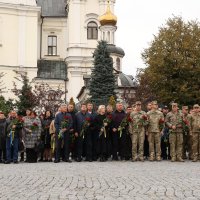 Перша заступниця Начальника ОВА Наталя Заболотна, заступник Начальника ОВА Андрій Кавунець, заступник Начальника ОВА Олександр Піщик, голова Вінницької обласної Ради Вячеслав Соколовий, військові та представники громадськості під час церемонії покладання квітів