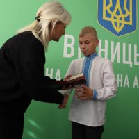 Перша заступниця Начальника ОВА Наталя Заболотна та хлопчик під час вручення посмертних нагород