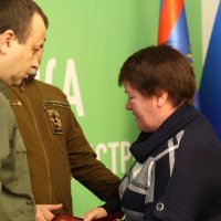 Начальник ОВА Сергій Борзов вручає почесну нагороду