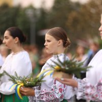 Дівчата з композиціями квітів на площі