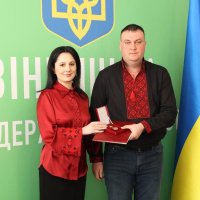 Народна депутатка України Ірина Борзова та чоловік, що отримав відзнаку Верховної Ради України