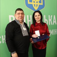 Народна депутатка України Ірина Борзова та директор Департаменту міжнародного співробітництва та начальник Вінницької районної військової адміністрації Віталій Урдзік під час вручення відзнаки Верховної Ради України