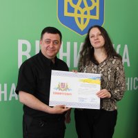 Заступник начальника ОВА Андрій Кавунець та учасниця заходу