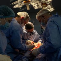 Фахівці проводять трансплантацію нирки