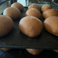 Дев'ять буханок щойно випеченого хліба