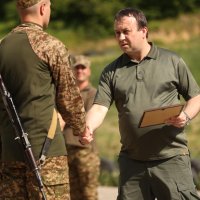 Начальник ОВА Сергій Борзов вручає відзнаки військовим