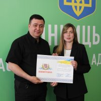Заступник начальника ОВА Андрій Кавунець та учасниця заходу