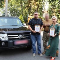 Перша заступниця Начальника ОВА Наталя Заболотна під час передачі автівки військовим