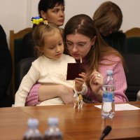 Жінка та маленька дівчинка читають орденську книжку