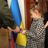 Донька загиблого військовослужбовця отримує державну нагороду