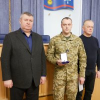 заступник Начальника ОВА Сергій Здітовецький, голова обласної Ради Вячеслав Соколовий та учасник засідання сесії під час нагородження