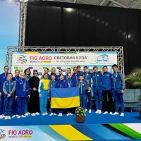 Спортсмени та тренери з прапором України