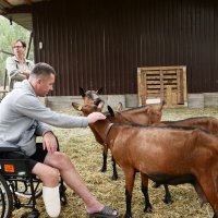 учасники заходу під час екскурсії на козиній еко-фермі «Альпійка»