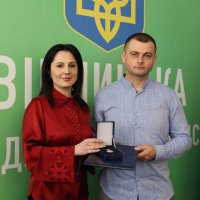 Народна депутатка України Ірина Борзова та чоловік, що отримав відзнаку Верховної Ради України