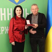 Народна депутатка України Ірина Борзова та чоловік, що отримав відзнаку Верховної Ради України