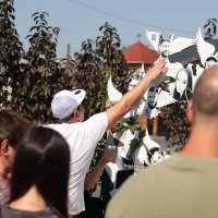 Люди вшановують пам’ять загиблих біля Меморіалу пам'яті жертв російського обстрілу міста 14 липня 2022 року 