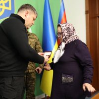 заступник Начальника ОВА Олександр Піщик, який вручає державні нагороди членам родин загиблих героїв