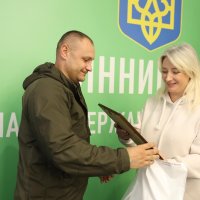 Перша заступниця Начальника ОВА Наталя Заболотна та спортсмен Ярослав Фіногенов