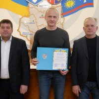 заступник Начальника ОВА Сергій Здітовецький, перший заступник голови обласної Ради Володимир Кістіон та учасник заходу під час нагородження