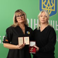 Перша заступниця Начальника ОВА Наталя Заболотна та жінка під час вручення посмертних нагород