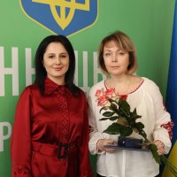 Народна депутатка України Ірина Борзова та фахівчиня, що отримала відзнаку Верховної Ради України