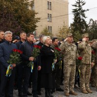 Перша заступниця Начальника ОВА Наталя Заболотна, заступник Начальника ОВА Андрій Кавунець, військові та представники громадськості під час церемонії покладання квітів