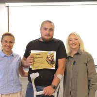 Міністерка у справах ветеранів України Наталія Калмикова та перша заступниця начальника Вінницької ОВА Наталя Заболотна під час вручення сертифікатів на придбання житла учасникам бойових дій та родинам загиблих Героїв