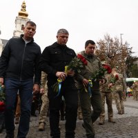 заступник Начальника ОВА Андрій Кавунец, заступник Начальника ОВА Олександр Піщик та заступник голови обласної Ради Анатолій Ткач під час покладання квітів до мультимедійної Стели Пам'яті