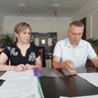 директор Департаменту  міжнародного співробітництва та регіонального розвитку ОВА Ігор Цехановський та учасниця засідання