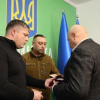 заступник Начальника ОВА Олександр Піщик під час вручення нагород