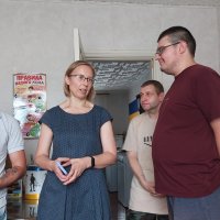 Наталя Заболотна та Ольга Задорожна під час візиту до будинку підтриманого проживання, де молоді люди з когнітивними порушеннями адаптуються та реабілітуються.