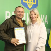 Перша заступниця Начальника ОВА Наталя Заболотна та спортсмен Ярослав Фіногенов