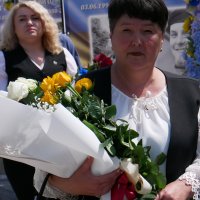  Ольга Джура-Соколовська - мама загиблого воїна полку «Азов», старшого сержанта Станіслава Джури-Соколовського, йде покладати квіти на Алею Слави