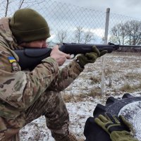 Інструктор показує як виконувати завдання з стрілецької підготовки під час військово-патріотичного турніру «Патріотичний вогонь»