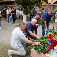 учасники заходу кладуть квіти до пам’ятника медикам-захисникам України